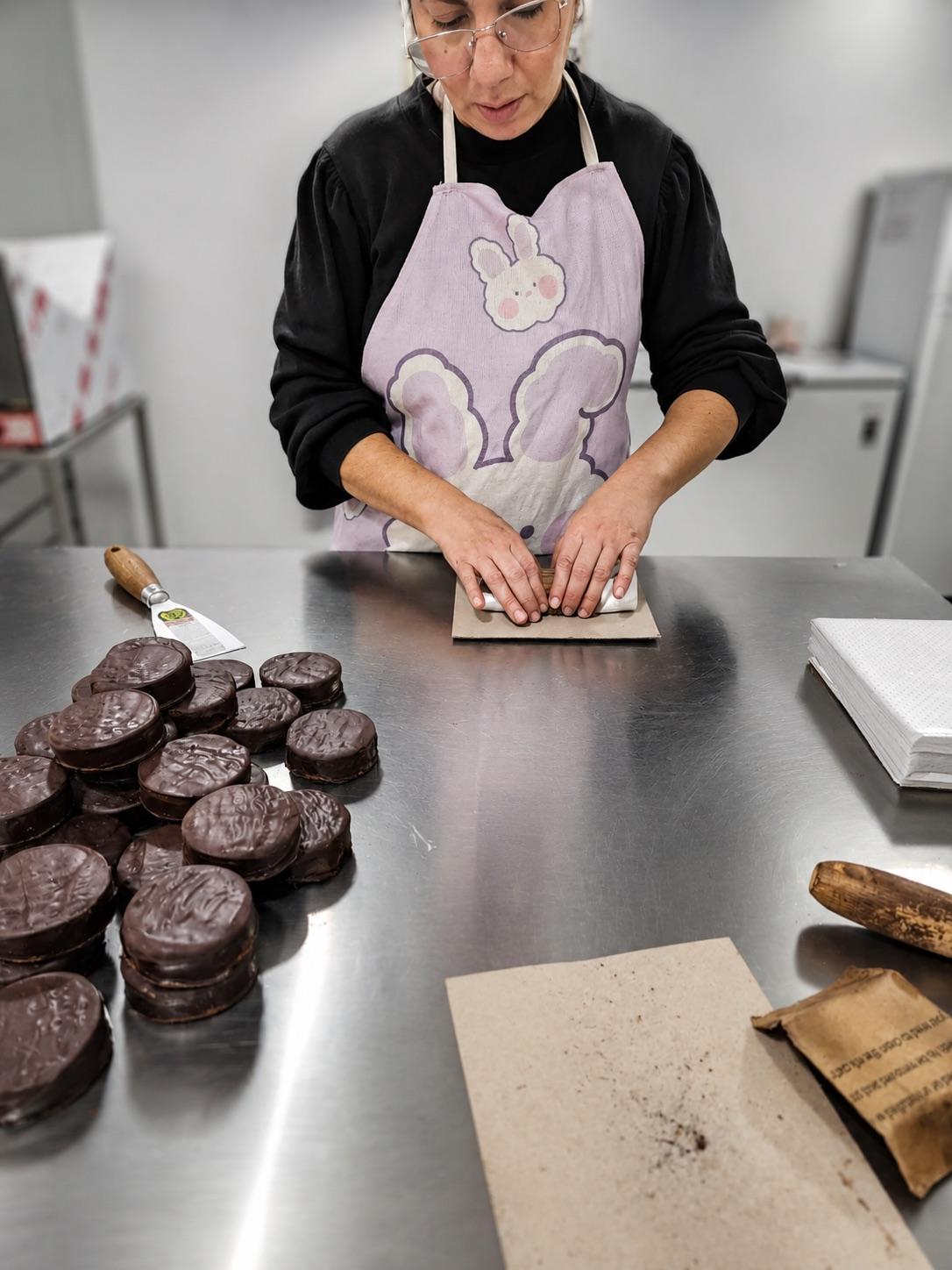 Elaboración artesanal de los alfajores PETRA: tandas pequeñas y manos artesanas